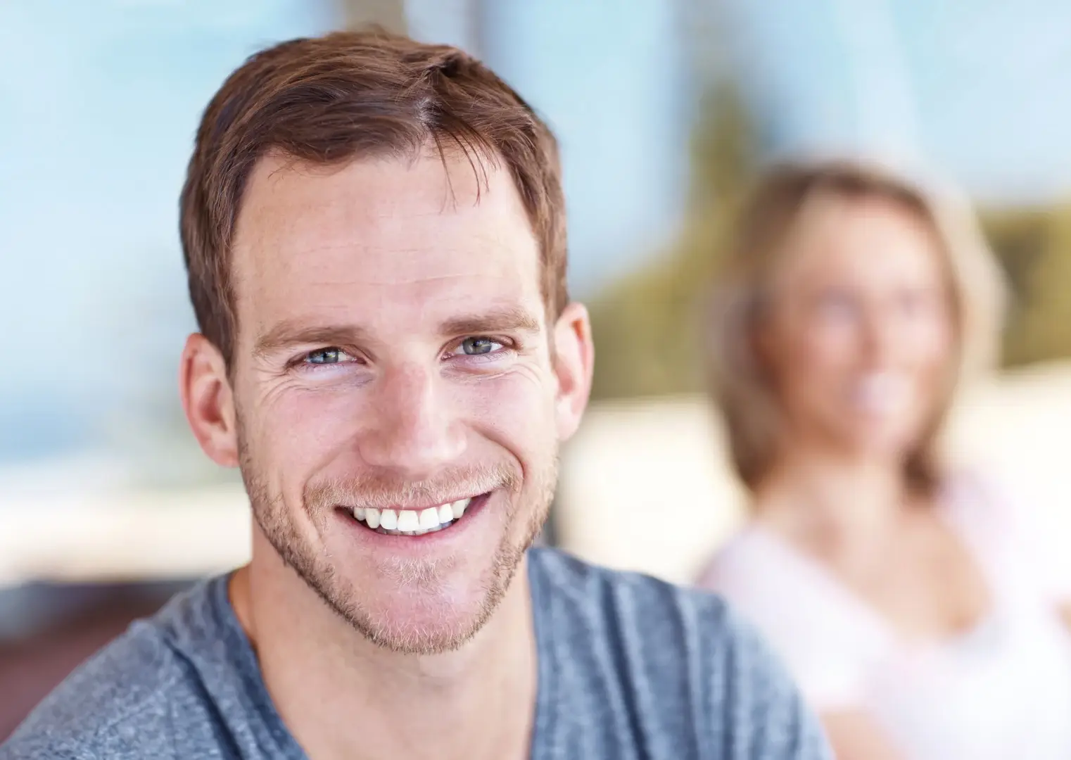 Lächelnder Mann als Beispiel für Gewichtsreduktion und neue Motivation