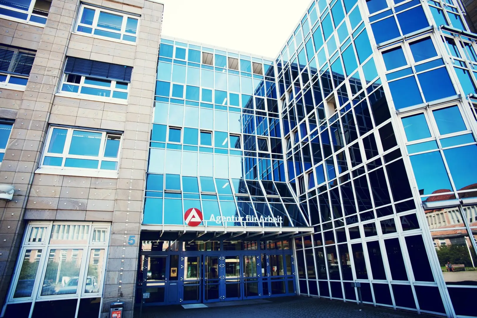 Ansicht der Agentur für Arbeit, einer Einrichtung zur Unterstützung von Arbeitsuchenden und zur Beantragung von AVGS-Gutscheinen für professionelles Coaching.